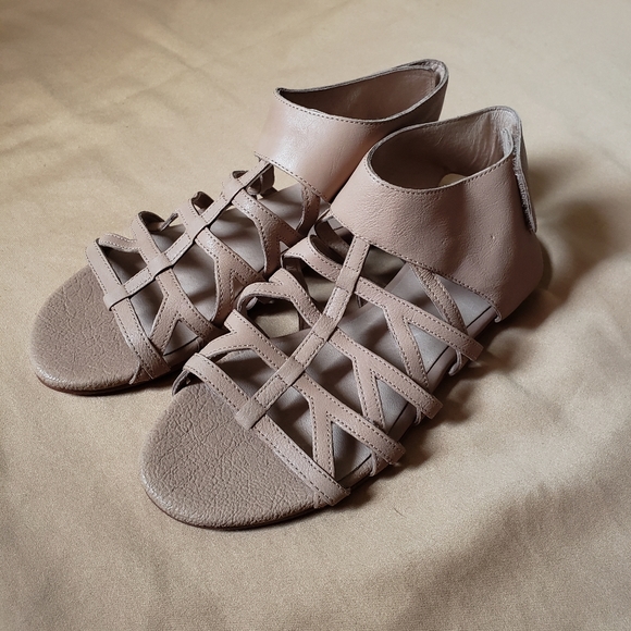 Eileen Fisher Leather Gladiator Sandal Sand - Picture 2 of 6